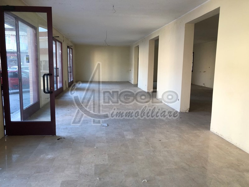 Immobile commerciale in Vendita a Occhiobello, 60'000€, 170 m²