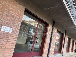 Immobile commerciale in Vendita a Occhiobello, 60'000€, 170 m²