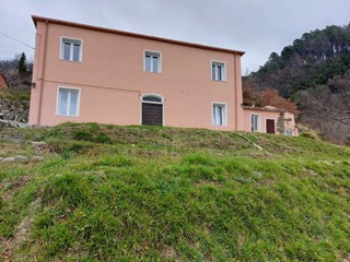 Casa Indipendente in Vendita a Castelnuovo Magra, zona Vallecchia, 110'000€, 275 m²