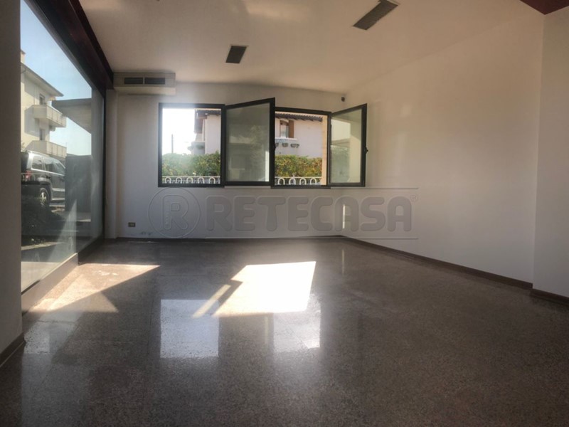Ufficio in Affitto a Romano d'Ezzelino, zona San Giacomo, 500€, 70 m²