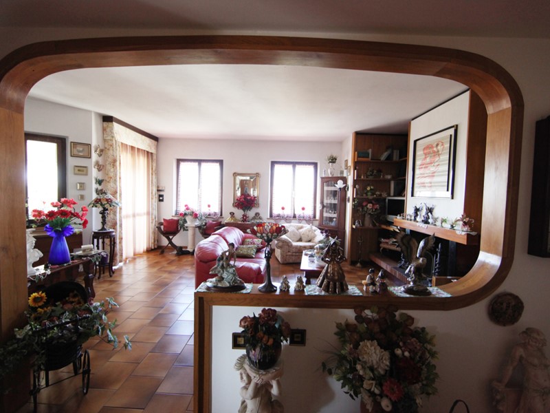 Villa in Vendita a Luni, 750'000€, 730 m², con Box