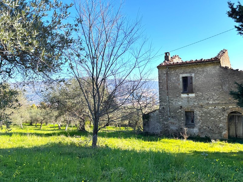 Casale in Vendita a Spigno Saturnia, zona Via Turrimai, 95'000&euro;, 280 m²