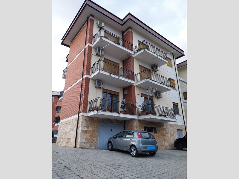 Appartamento in Vendita a Castrolibero, zona Andreotta, 110'000€, 140 m²