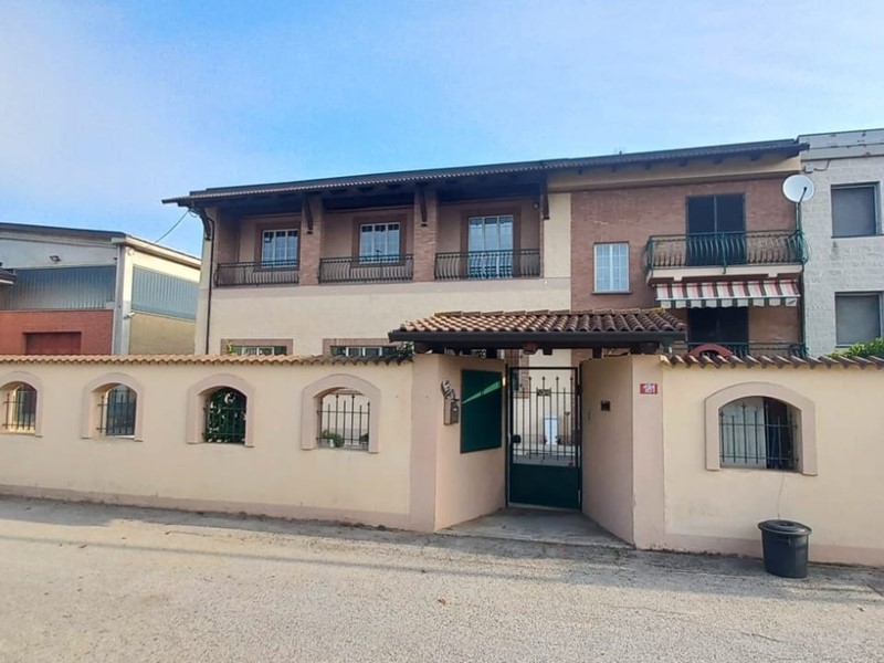 Capannone in Vendita a Sommariva del Bosco, 285'000€, 1212 m²