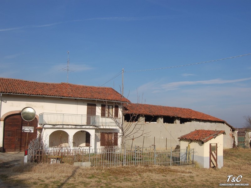 Casale in Vendita a Pinerolo, 150'000€, 200 m²