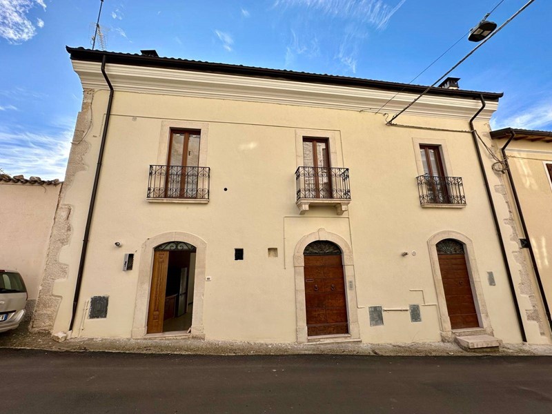 Trilocale in Vendita a Fontecchio, 68'000€, 80 m²