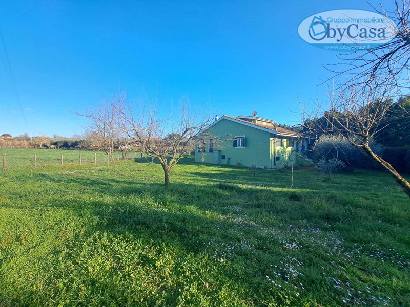 Villa in Vendita a Canale Monterano, zona canale monterano, 247'000€, 308 m²