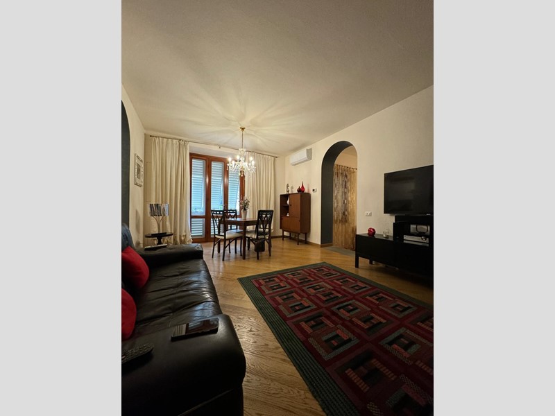 Casa Semi Indipendente in Vendita a Lucca, zona Meati, 310'000€, 200 m², arredato, con Box