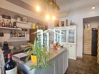 Immobile commerciale in Vendita a Carrara, zona Marina di Carrara, 65'000€, 100 m²