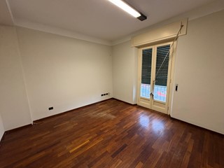 Ufficio in Affitto a Lucca, zona Arancio, 1'200€, 100 m²