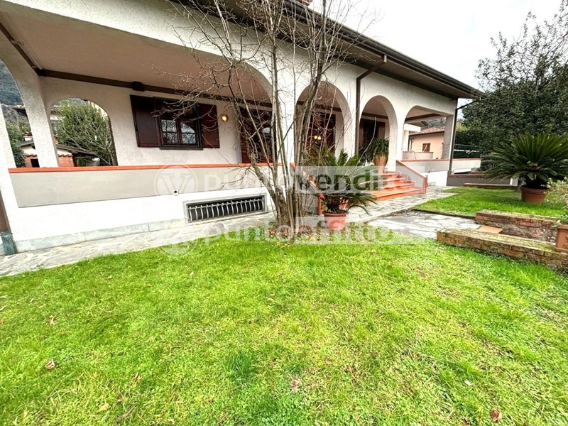 Villa in Vendita a Camaiore, 640'000&euro;, 400 m², arredato, con Box