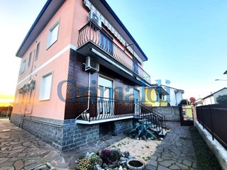Villa bifamiliare in Vendita a Corbetta, 420'000€, 200 m²