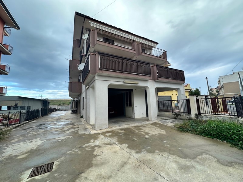 Negozio in Affitto a Barcellona Pozzo di Gotto, 1'100€, 280 m²