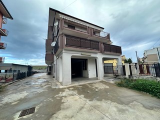 Negozio in Affitto a Barcellona Pozzo di Gotto, 1'100€, 280 m²