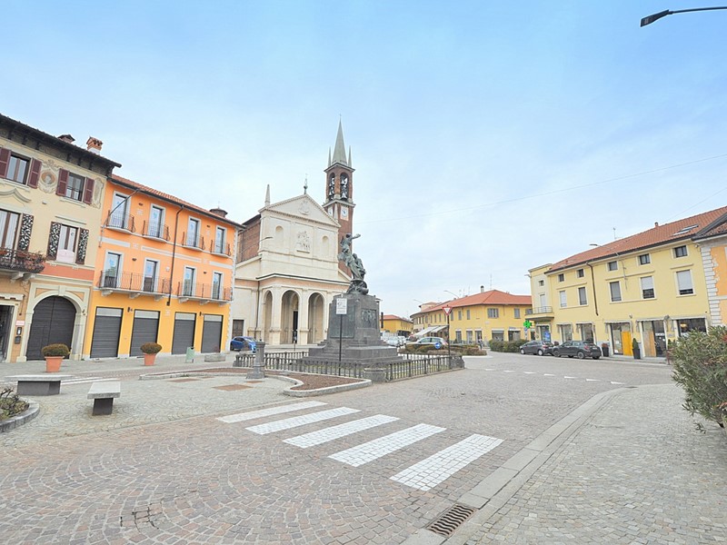 Negozio in Affitto a Inveruno, 1'200€, 110 m²