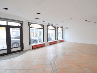 Negozio in Affitto a Inveruno, 1'200€, 110 m²