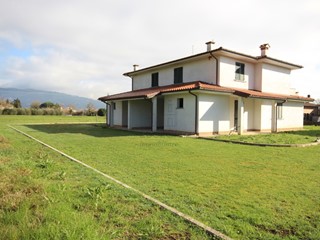 Casa Semi Indipendente in Vendita a Montecarlo, 240'000€, 150 m²