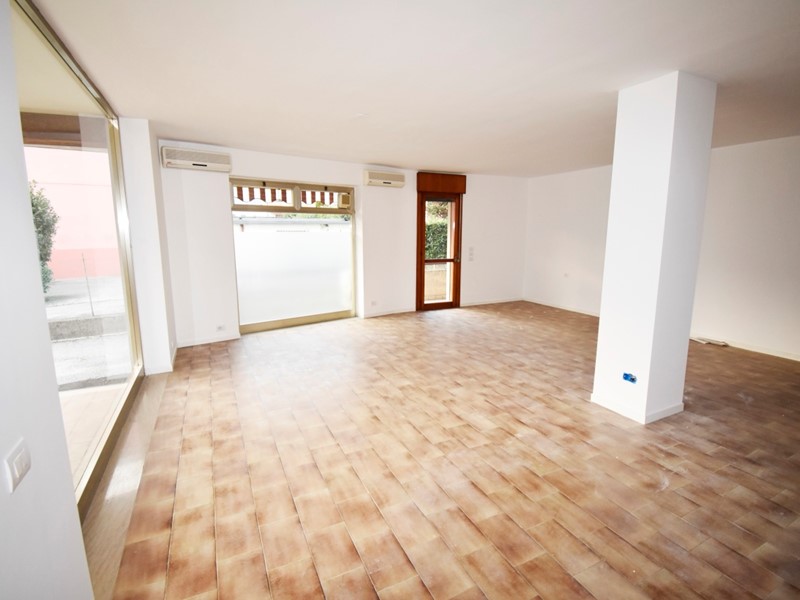 Immobile commerciale in Vendita a Arzignano, 73'000€, 75 m²