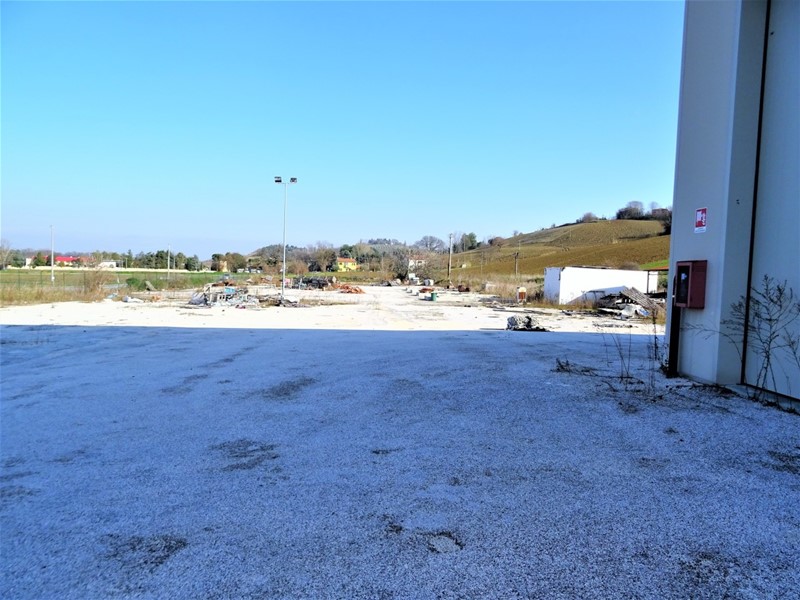 Capannone in Vendita a Senigallia, 750'000€, 1650 m²