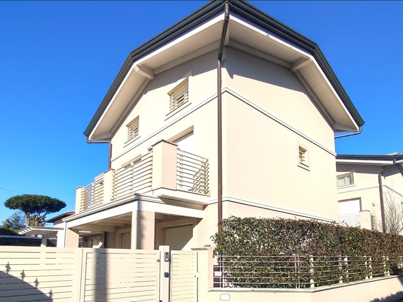 Casa Indipendente in Vendita a Montignoso, zona Cinquale, 890'000&euro;, 150 m², arredato