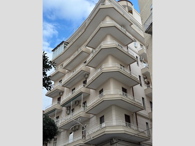 Trilocale in Affitto a Salerno, zona centro, 1'200€, 85 m²