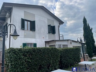 Casa Semi Indipendente in Vendita a Carrara, 750'000€, 310 m²