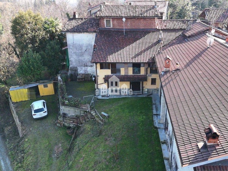 Casa Indipendente in Vendita a Castellamonte, zona Sant'Anna Boschi, 65'000€, 100 m²