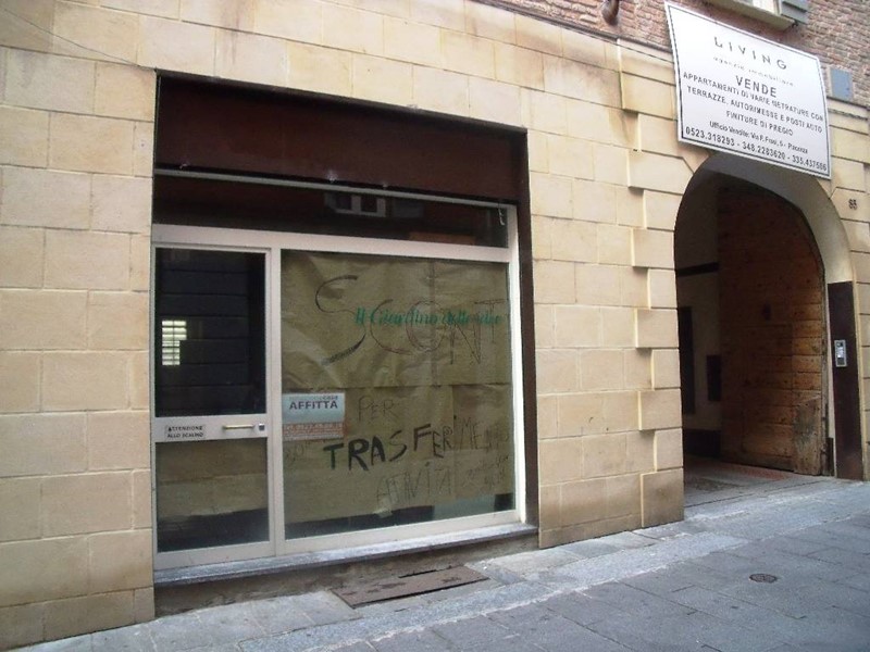 Negozio in Affitto a Piacenza, zona Centro storico, 700€, 85 m²