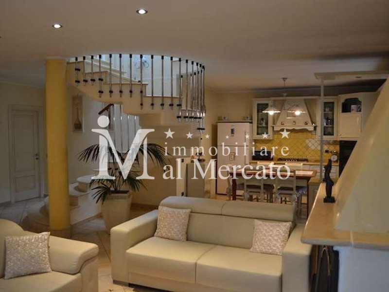 Villa in Vendita a Viareggio, zona Torre Del Lago Puccini, 650'000€, 200 m², arredato