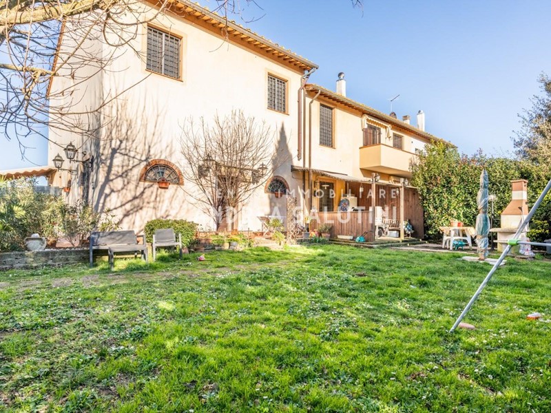 Villetta a schiera in Vendita a Crespina Lorenzana, zona Crespina, 282'000€, 180 m²