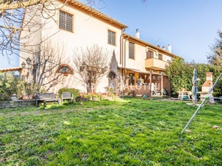 Villetta a schiera in Vendita a Crespina Lorenzana, zona Crespina, 282'000€, 180 m²