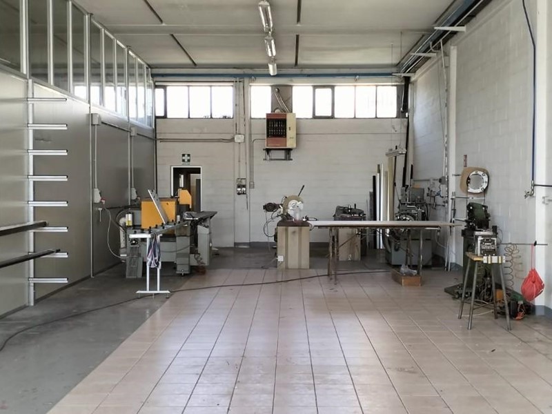 Capannone in Vendita a Cascina, 105'000€, 160 m²