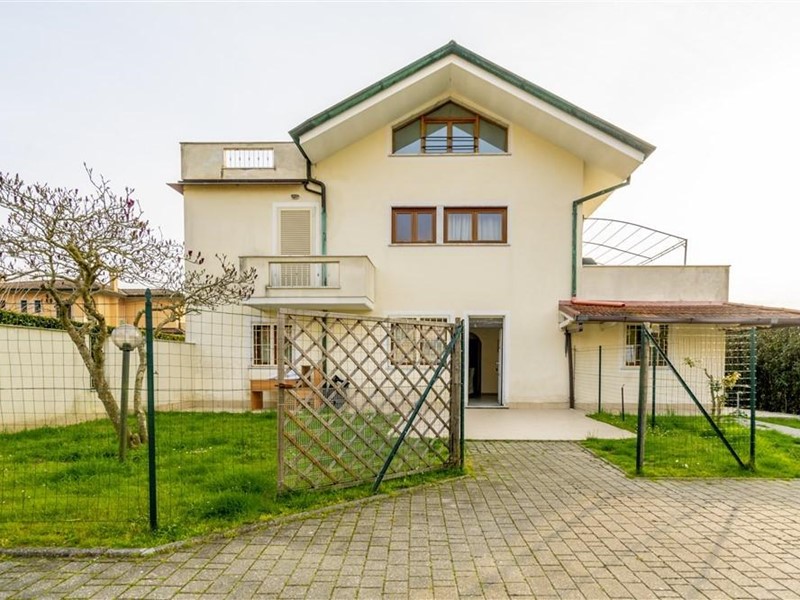 Villa bifamiliare in Vendita a Montignoso, zona Cervaiolo, 450'000€, 163 m², arredato