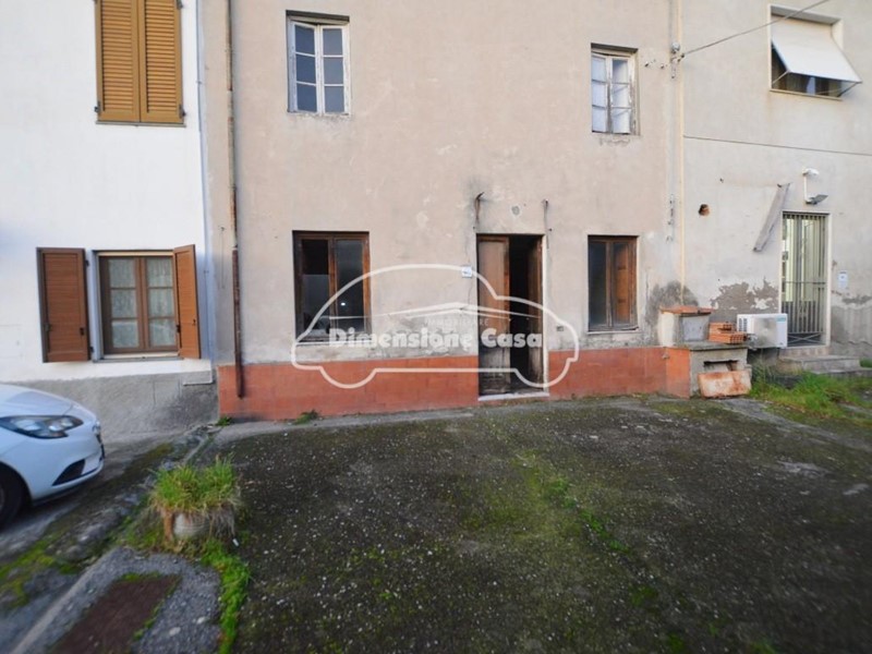 Casa Indipendente in Vendita a Capannori, zona Zone, 75'000€, 100 m², con Box
