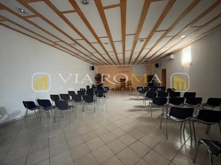 Immobile commerciale in Vendita a Lucca, zona Sant'Anna, 140'000€, 165 m²