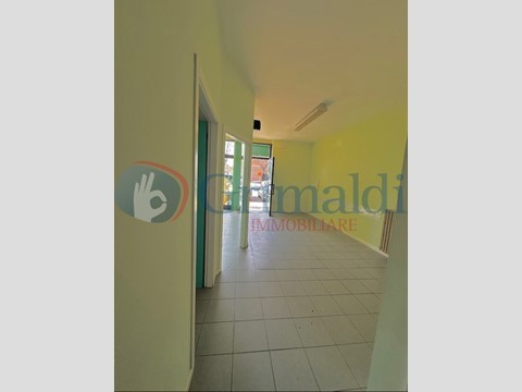Ufficio in Affitto a Assisi, 800€, 80 m²