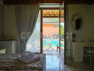 Casa Indipendente in Vendita a Montecchia di Crosara, 940'000€, 400 m², arredato, con Box