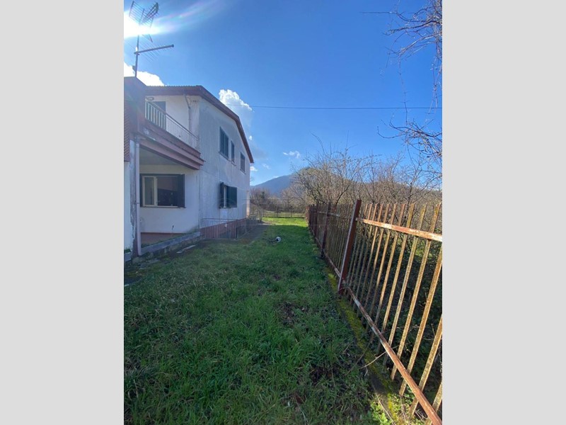 Villa in Vendita a Fisciano, 280'000€, , con Box