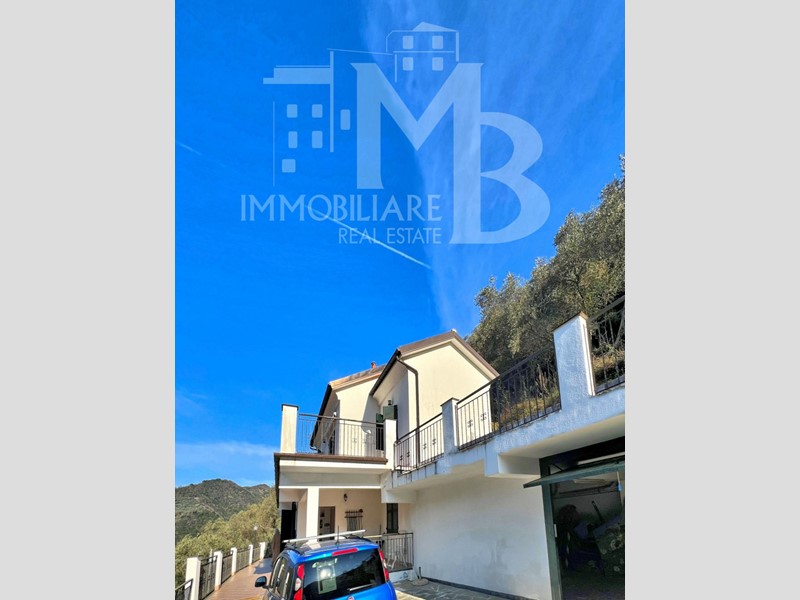 Casa Indipendente in Vendita a Avegno, 495'000€, 170 m², con Box