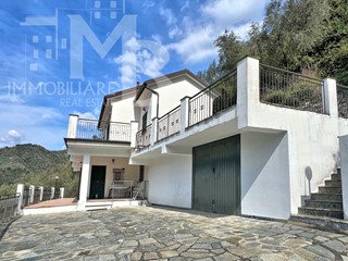 Casa Indipendente in Vendita a Avegno, 495'000€, 170 m², con Box