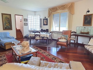 Casa Indipendente in Vendita a Arcola, zona Masignano, 280 m²