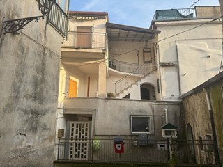 Casa Semi Indipendente in Vendita a Montecorvino Rovella, zona Marangi, 45'000&euro;, 100 m²