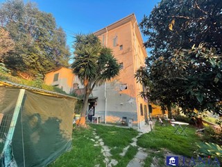 Casa Indipendente in Vendita a Carrara, 300'000€, 540 m²