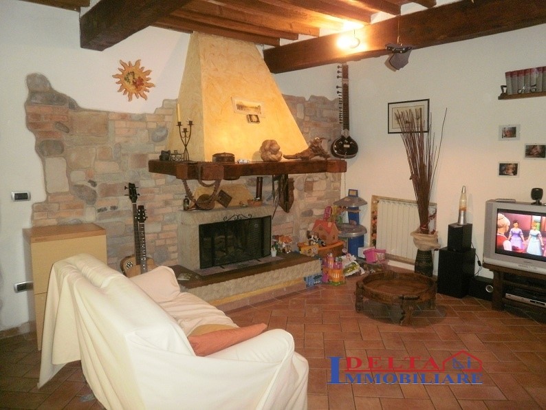 Casa Semi Indipendente in Vendita a Castellina Marittima, 150'000€, 110 m²