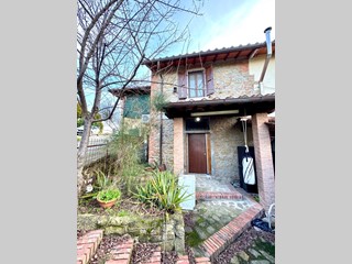 Casa di corte in Vendita a Capraia e Limite, 140'000€, 89 m², arredato