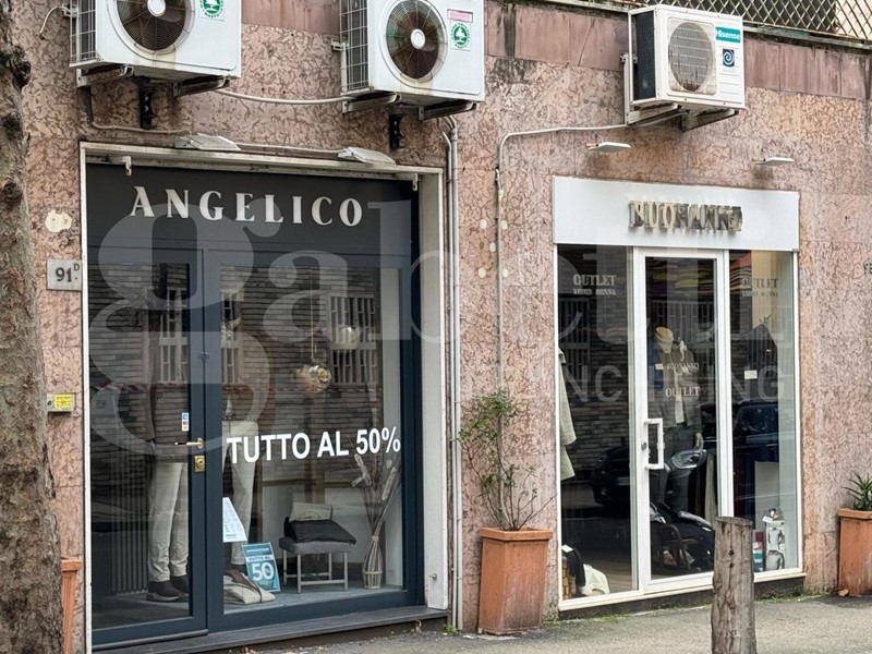 Negozio in Vendita a Napoli, 430'000€, 62 m², arredato