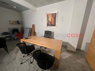 Negozio in Vendita a Taranto, 150'000€, 103 m²