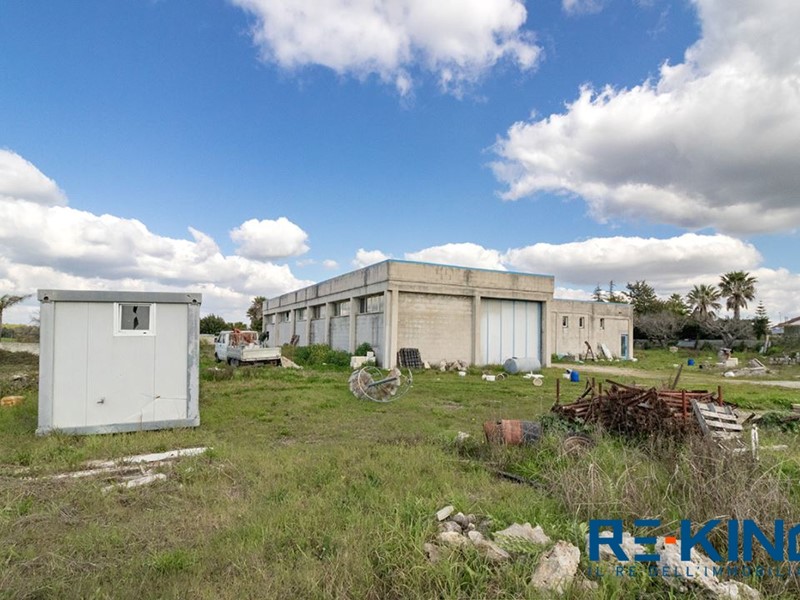 Capannone in Vendita a Aradeo, 190'000€, 750 m²
