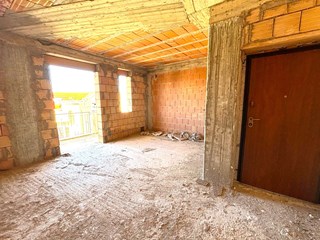 Trilocale in Vendita a Mondragone, zona Via della Maddalena, 55'000€, 80 m²