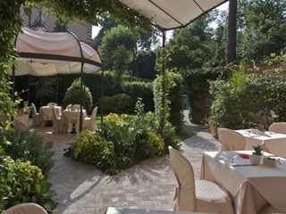 Attività commerciale in Affitto a Forte dei Marmi, 27'500€, 350 m²